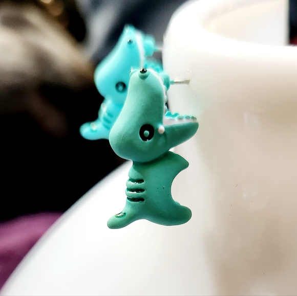 3D Green Biting Dinasour Earrings Biting Animal Earrings NWT - Picture 5 of 8